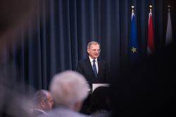 Landeshauptmann Mag. Thomas Stelzer bei der Überreichung von Berufstiteln und Bundesauszeichnungen.