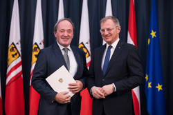Landeshauptmann Mag. Thomas Stelzer bei der Überreichung von Berufstiteln und Bundesauszeichnungen.