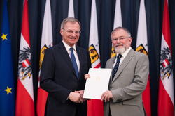 Landeshauptmann Mag. Thomas Stelzer bei der Überreichung von Berufstiteln und Bundesauszeichnungen.
