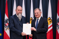 Landeshauptmann Mag. Thomas Stelzer bei der Überreichung von Berufstiteln und Bundesauszeichnungen.