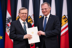 Landeshauptmann Mag. Thomas Stelzer bei der Überreichung von Berufstiteln und Bundesauszeichnungen.