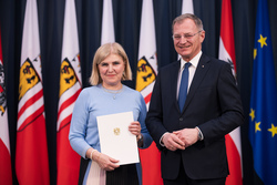 Landeshauptmann Mag. Thomas Stelzer bei der Überreichung von Berufstiteln und Bundesauszeichnungen.
