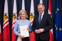 Landeshauptmann Mag. Thomas Stelzer bei der Überreichung von Berufstiteln und Bundesauszeichnungen.