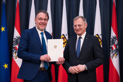 Landeshauptmann Mag. Thomas Stelzer bei der Überreichung von Berufstiteln und Bundesauszeichnungen.