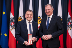 Landeshauptmann Mag. Thomas Stelzer bei der Überreichung von Berufstiteln und Bundesauszeichnungen.