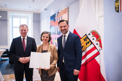 Landeshauptmann Mag. Thomas Stelzer verleiht Dekrete zur Verlängerung und Neubestellung von Führungskräften im Landesdienst.