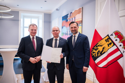 Landeshauptmann Mag. Thomas Stelzer verleiht Dekrete zur Verlängerung und Neubestellung von Führungskräften im Landesdienst.