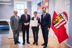 Landeshauptmann Mag. Thomas Stelzer verleiht Dekrete zur Verlängerung und Neubestellung von Führungskräften im Landesdienst.