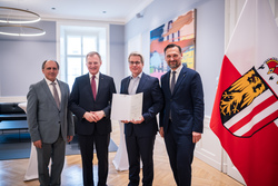 Landeshauptmann Mag. Thomas Stelzer verleiht Dekrete zur Verlängerung und Neubestellung von Führungskräften im Landesdienst.