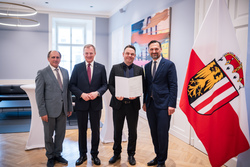 Landeshauptmann Mag. Thomas Stelzer verleiht Dekrete zur Verlängerung und Neubestellung von Führungskräften im Landesdienst.