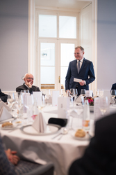 Landeshauptmann Mag. Thomas Stelzer überreicht das große Ehrenzeichen des Landes Oberösterreich an den Salzburger Landeshauptmann a.D. Dr. Franz Schausberger.