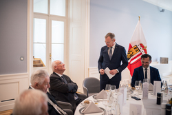 Landeshauptmann Mag. Thomas Stelzer überreicht das große Ehrenzeichen des Landes Oberösterreich an den Salzburger Landeshauptmann a.D. Dr. Franz Schausberger.