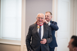 Landeshauptmann Mag. Thomas Stelzer überreicht das große Ehrenzeichen des Landes Oberösterreich an den Salzburger Landeshauptmann a.D. Dr. Franz Schausberger.