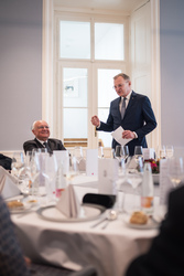 Landeshauptmann Mag. Thomas Stelzer überreicht das große Ehrenzeichen des Landes Oberösterreich an den Salzburger Landeshauptmann a.D. Dr. Franz Schausberger.