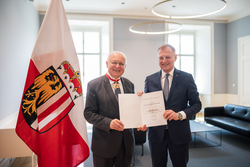 Landeshauptmann Mag. Thomas Stelzer überreicht das große Ehrenzeichen des Landes Oberösterreich an den Salzburger Landeshauptmann a.D. Dr. Franz Schausberger.