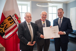 Landeshauptmann Mag. Thomas Stelzer überreicht das große Ehrenzeichen des Landes Oberösterreich an den Salzburger Landeshauptmann a.D. Dr. Franz Schausberger.