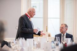 Landeshauptmann Mag. Thomas Stelzer überreicht das große Ehrenzeichen des Landes Oberösterreich an den Salzburger Landeshauptmann a.D. Dr. Franz Schausberger.