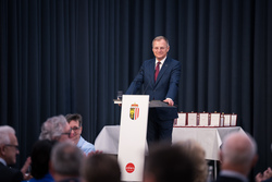 Landeshauptmann Mag. Thomas Stelzer überreicht Auszeichnungen an ehemalige Landesbedienstete im Steinernen Saal des Linzer Landhauses.