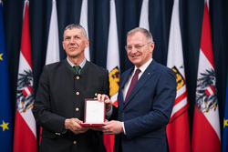 Landeshauptmann Mag. Thomas Stelzer überreicht Auszeichnungen an ehemalige Landesbedienstete im Steinernen Saal des Linzer Landhauses.