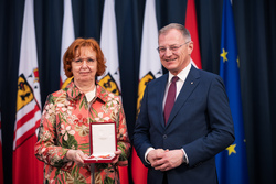 Landeshauptmann Mag. Thomas Stelzer überreicht Auszeichnungen an ehemalige Landesbedienstete im Steinernen Saal des Linzer Landhauses.