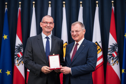 Landeshauptmann Mag. Thomas Stelzer überreicht Auszeichnungen an ehemalige Landesbedienstete im Steinernen Saal des Linzer Landhauses.