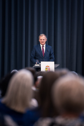 Landeshauptmann Mag. Thomas Stelzer bei der Überreichung von Kulturauszeichnungen des Landes OÖ.