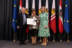 Verleihung der Verdienstmedaille des Landes Oberösterreich durch Landeshauptmann-Stellvertreterin Mag. Christine Haberlander und Dr. Josef Pühringer im Steinernen Saal des Linzer Landhauses.
