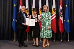 Verleihung der Verdienstmedaille des Landes Oberösterreich durch Landeshauptmann-Stellvertreterin Mag. Christine Haberlander und Dr. Josef Pühringer im Steinernen Saal des Linzer Landhauses.