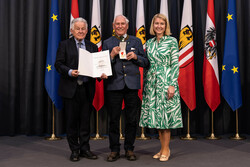 Verleihung der Verdienstmedaille des Landes Oberösterreich durch Landeshauptmann-Stellvertreterin Mag. Christine Haberlander und Dr. Josef Pühringer im Steinernen Saal des Linzer Landhauses.