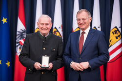 Landeshauptmann Mag. Thomas Stelzer ehrt ehemalige Kommunalpolitikerinnen und -politiker.
