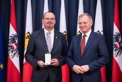 Landeshauptmann Mag. Thomas Stelzer ehrt ehemalige Kommunalpolitikerinnen und -politiker.
