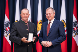 Landeshauptmann Mag. Thomas Stelzer ehrt ehemalige Kommunalpolitikerinnen und -politiker.