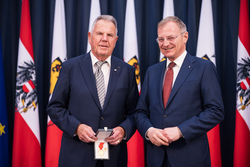 Landeshauptmann Mag. Thomas Stelzer ehrt ehemalige Kommunalpolitikerinnen und -politiker.