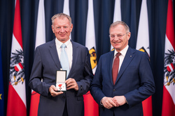 Landeshauptmann Mag. Thomas Stelzer ehrt ehemalige Kommunalpolitikerinnen und -politiker.