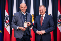 Landeshauptmann Mag. Thomas Stelzer ehrt ehemalige Kommunalpolitikerinnen und -politiker.