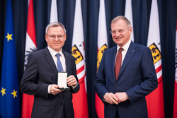 Landeshauptmann Mag. Thomas Stelzer ehrt ehemalige Kommunalpolitikerinnen und -politiker.