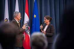 Landeshauptmann Mag. Thomas Stelzer und Diözesanbischof Dr. Manfred Scheuer überreichen die Eduard-Ploier-Preise 2025.