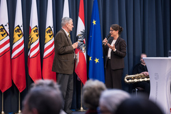 Landeshauptmann Mag. Thomas Stelzer und Diözesanbischof Dr. Manfred Scheuer überreichen die Eduard-Ploier-Preise 2025.