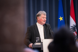 Landeshauptmann Mag. Thomas Stelzer und Diözesanbischof Dr. Manfred Scheuer überreichen die Eduard-Ploier-Preise 2025.