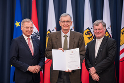 Landeshauptmann Mag. Thomas Stelzer und Diözesanbischof Dr. Manfred Scheuer überreichen die Eduard-Ploier-Preise 2025.