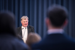 Landeshauptmann Mag. Thomas Stelzer und Diözesanbischof Dr. Manfred Scheuer überreichen die Eduard-Ploier-Preise 2025.