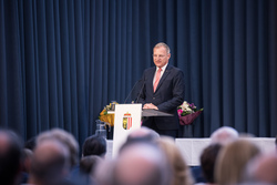 Landeshauptmann Mag. Thomas Stelzer und Diözesanbischof Dr. Manfred Scheuer überreichen die Eduard-Ploier-Preise 2025.