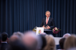 Landeshauptmann Mag. Thomas Stelzer und Diözesanbischof Dr. Manfred Scheuer überreichen die Eduard-Ploier-Preise 2025.