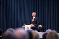 Landeshauptmann Mag. Thomas Stelzer und Diözesanbischof Dr. Manfred Scheuer überreichen die Eduard-Ploier-Preise 2025.