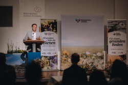 Verleihung der bienenfreundlichen Gemeinden OÖ durch Landesrat Stefan Kaineder.