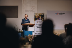 Verleihung der bienenfreundlichen Gemeinden OÖ durch Landesrat Stefan Kaineder.