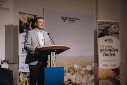 Verleihung der bienenfreundlichen Gemeinden OÖ durch Landesrat Stefan Kaineder.
