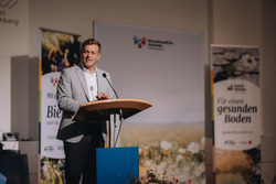 Verleihung der bienenfreundlichen Gemeinden OÖ durch Landesrat Stefan Kaineder.