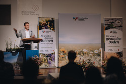 Verleihung der bienenfreundlichen Gemeinden OÖ durch Landesrat Stefan Kaineder.