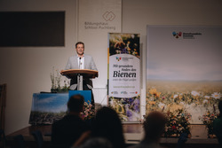 Verleihung der bienenfreundlichen Gemeinden OÖ durch Landesrat Stefan Kaineder.